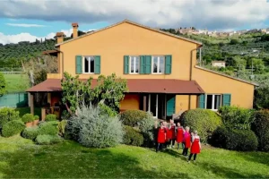 Guests and Chicca in the La Casa Toscana garden