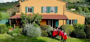 Guests and Chicca in the La Casa Toscana garden
