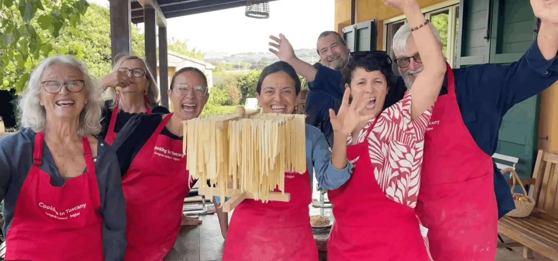 Guests cooking past and Tuscan dishes at the kitchen in Casa Toscana